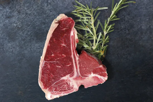 T-Bone-Steak auf Schiefer