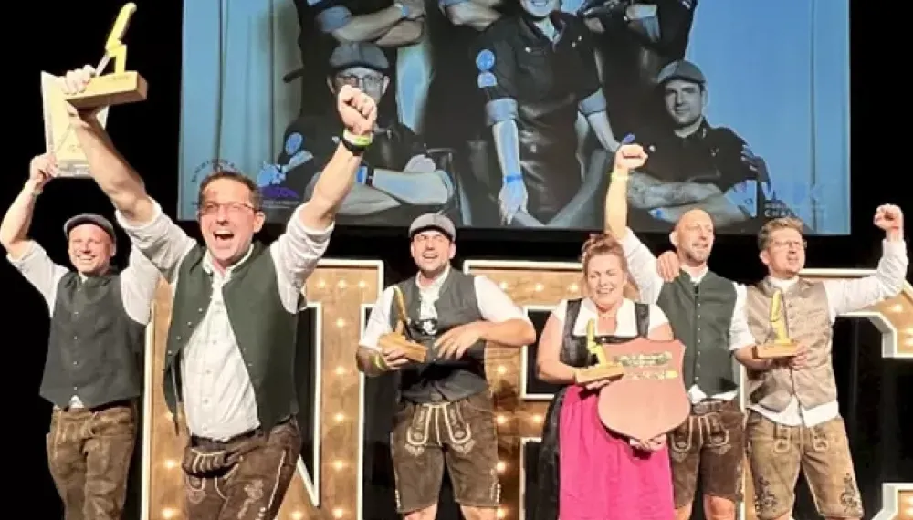 Team auf der Bühne mit Pokal