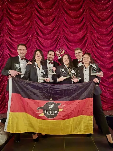 Team mit Deutschlandflagge beim Vizeweltmeister-Titel 2025