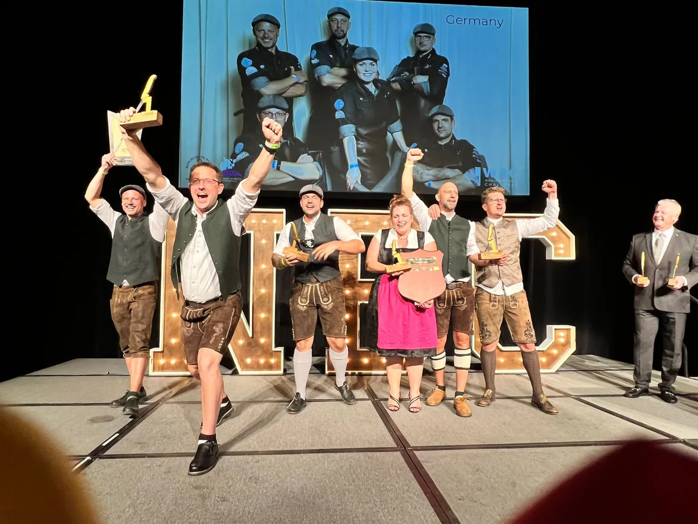 Das Weltmeister-Team Butcher Wolfpack jubelt auf der Bühne
